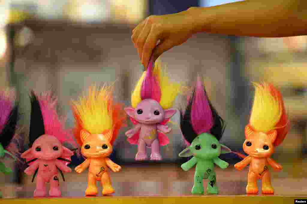 Seorang asisten toko mainan anak &#39;Hamleys&#39; memegang sebuah boneka Zelf, seri baru koleksi dua belas boneka, dalam promosi kepada media di London. 