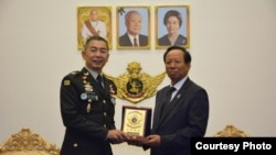 នាយ​ឧត្ដម​សេនីយ៍ ​Apirat ​Kongsompong ​មេបញ្ជាការ​កងទ័ព​ជើងគោក​ភូមិន្ទថៃ​ និង​នាយ​ឧត្ដមសេនីយ៍ ​ទៀ ​បាញ់ ​រដ្ឋមន្ត្រី​ការពារ​ជាតិ​កម្ពុជា​ នៅ​ក្នុង​ជំនួប​មួយ​ក្នុង​រាជធានី​ភ្នំពេញ​ កាល​ពី​ថ្ងៃទី២៩​ ខែមករា ​ឆ្នាំ២០១៩។ (រូបថត៖ ក្រសួង​ការពារ​ជាតិ​កម្ពុជា) 