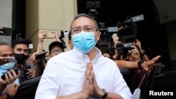 រូបឯកសារ៖ រដ្ឋមន្ត្រី​ការពារ​ជាតិ​ម៉ាឡេស៊ី​លោក Hishammuddin Hussein ចាកចេញ​ បន្ទាប់​ពី​កិច្ច​ប្រជុំ​ នៅ​ស្នាក់ការ​កណ្តាល​អង្គការ UMNO នៅទីក្រុង​គូឡាឡាំពួ ប្រទេស​ម៉ាឡេស៊ី កាលពី​ថ្ងៃទី២៦ ខែតុលា ឆ្នាំ២០២០។ (Reuters)