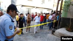 Seorang polisi tengah mengamankan lokasi pasca ledakan boom bunuh diri yang menarget sebuat pesta pernikahan di Gaziantep, Turki, 21 Agustus 2016 (Foto: REUTERS/Osman Orsal)