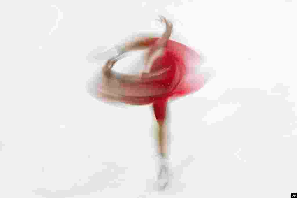  هنرنمایی یک ورزشکار استونیایی هنگام رقابت رقص روی یخ در شهر میلان، ایتالیا . &nbsp; &nbsp; 