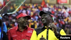 William Ruto (à dr.) participe à un meeting électoral à Nairobi, le 23 déc. 2012, en compagnie du candidat Uhuru Kenyatta (devenu président du Kenya) 