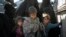 Para perempuan dan anak-anak anggota keluarga militan ISIS yang dievakuasi pasca jatuhnya kota Baghouz, Suriah dari kekuasaan ISIS (1/3). 