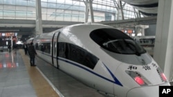 高铁和谐号列车(资料照片)