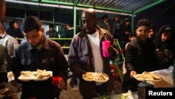 Wahamiaji kutoka Haiti, Venezuela, Nicaragua na Colombia wapokea chakula katika mji Mexico City