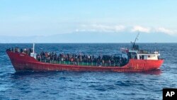 Sebuah kapal dengan para migran di dekat pulau selatan Kreta, Yunani, pada Jumat, 29 Oktober 2021. (Foto: via AP)