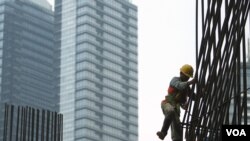 Seorang pekerja konstruksi di sebuah lokasi pembangunan gedung baru di Jakarta. Pakar futurologi mengimbau agar proses perkembangan di Indonesia disertai dengan rencana yang matang.