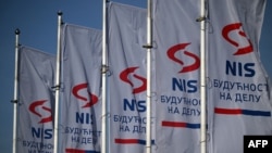 Zastave sa logom i sloganom Naftne industrije Srbije (NIS) (OLIVER BUNIC / AFP)