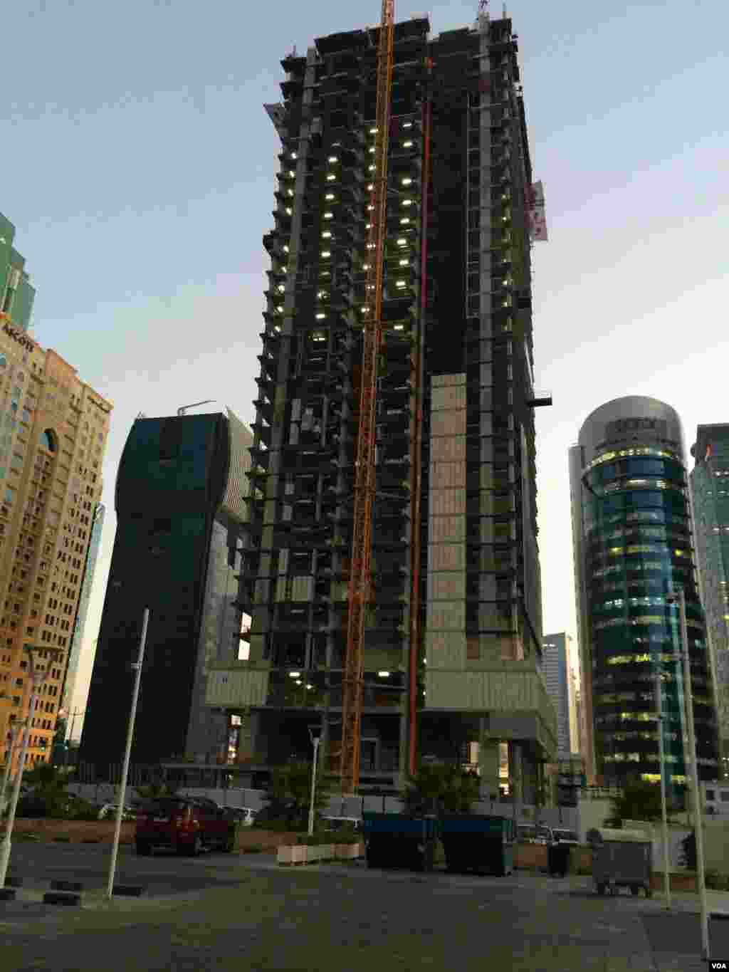 북한 노동자들이 일하는 건설 현장. 30층 짜리 호텔이 세워지고 있다.