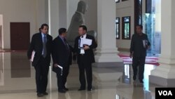 ក្រុម​អ្នកតំណាងរាស្ត្រ​គណបក្ស​ប្រជាជន​កម្ពុជា ពិភាក្សា​គ្នា​នៅ​មុន​ការប្រជុំ​គណៈកម្មាធិការ​អចិន្រ្តៃយ៍​នៃ​សភា ដែល​ធ្វើ​ឡើង​នៅ​សភា​កាលពី​ថ្ងៃ​ទី​២៨ ខែកញ្ញា ឆ្នាំ២០១៦។ (ហ៊ុល រស្មី/VOA)