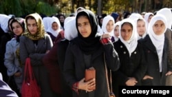 Etudiantes afghanes engagées dans des activités de sensibilisation à l'occasion de la campagne «16 Jours d’activisme contre la violence sexiste», 16 août 2016, Hérat, Afghanistan. (Photo UNAMA/ Fraidoon Poya)