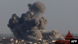 ภาพจากเมืองราฟาห์ เผยให้เห็นกลุ่มควันเหนือเมืองคาน ยูนิส ทางตอนใต้ของกาซ่า ในช่วงการโจมตีโดยอิสราเอล เมื่อ 24 ม.ค. 2024 ระหว่างการต่อสู้ระหว่างอิสราเอลและฮามาส (เอเอฟพี)