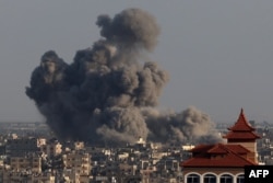 Asap mengepul di atas Khan Yunis di Jalur Gaza selatan selama pengeboman Israel pada 24 Januari 2024. (Foto: AFP)