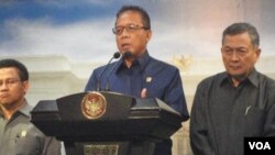 Menko Polhukam, Djoko Suyanto menyampaikan perpanjangan Satgas TKI kepada pers di Jakarta (5/1), didampingi Maftuch Basyuni (kanan) dan Menakertrans Muhaimin Iskandar (kiri).