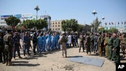 Para polisi berjaga di sekitar terpidana mati dalam kasus pembunuhan pejabat senior Houthi, Saleh al-Samad, sebelum pelaksanaan eksekusi di Lapangan Tahrir di Sanaa, Yaman, Sabtu, 18 September 2021.