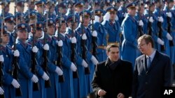 Grčki premijer Aleksis Cipras i premijer Srbije Aleksandar Vučić prolaze pored počasne garde ispred Palate Srbija. 