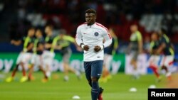 Serge Aurier s'échauffe avant un match pour le PSG, au parc des Princes, à Paris, le 13 septembre 2016.
