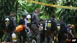 Tim penyelamat internasional mempersiapkan diri untuk memasuki gua tempat tim sepak bola muda dan pelatih mereka terperangkap banjir, di Mae Sai, provinsi Chiang Rai, di utara Thailand, Kamis, 5 Juli 2018.