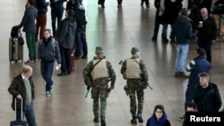 2015年11月22日比利时军人在国际机场巡逻。