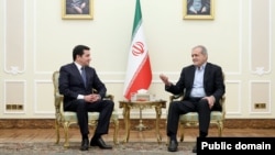 Azərbaycan Prezidentinin köməkçisi Hikmət Hacıyev və İran Prezidenti Məsud Pezeşkian (Mənbə: Sosial şəbəkə)
