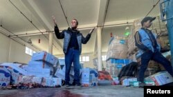 গাজার দক্ষিণে রাফায় আনরা'র ত্রাণ বিতরণ কেন্দ্রে ইসরায়েলি হামলার পর রক্তাক্ত মেঝে দেখে একজন ফিলিস্তিনির প্রতিক্রিয়া। ফটোঃ ১৩ মার্চ, ২০২৪।