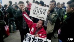 Namoyischilar Xitoyning Guandon viloyati Guanjou shahrida matbuot erkinligini talab qilmoqda, 8-yanvar, 2013-yil.