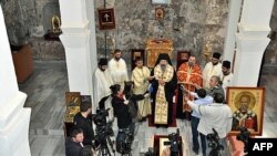 Episkop Eparhije raško-prizrenske i kosovsko-metohijske Teodosije sa sveštenstvom služi parastos žrtvama nasilja, koje se dogodilo 17. i 18. marta 2004. godine na Kosovu i Metohiji