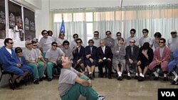 Para pekerja tambang saat masih berada di rumah sakit untuk menjalani pemeriksaan dan perawatan medis.