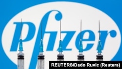 “Fajzer” očekuje da Odbor za vakcine američke Uprave za hranu i lekove razmotri rezultate njihovih kliničkih istraživanja na javnom skupu koji bi trebalo da bude održan u decembru (Foto: Reuters/Dado Ruvić)