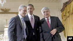 奥巴马与离职的伊曼纽尔(左)和临时接替他的劳斯