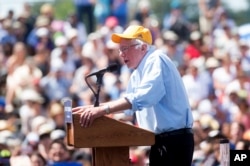 Bernie Sanders phát biểu trong một buổi vận động tranh cử ở Palo Alto, bang California, ngày 1 tháng 6, 2016.