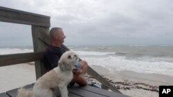 2일 플로리다 제이씨 비치 파크에서 높은 파도를 지켜보는 주민.