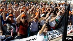 Para pekerja kesehatan Yunani melakukan aksi mogok dan unjuk rasa di depan gedung parlemen di Athena (13/10).