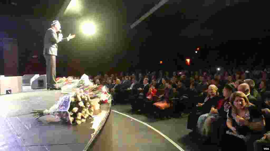 O&#39;zbekiston va Tojikiston Xalq artisti Sherali Jo&#39;rayevning konserti Amerikadagi vatandoshlarimiz uchun haqiqiy tuhfa bo&#39;ldi.