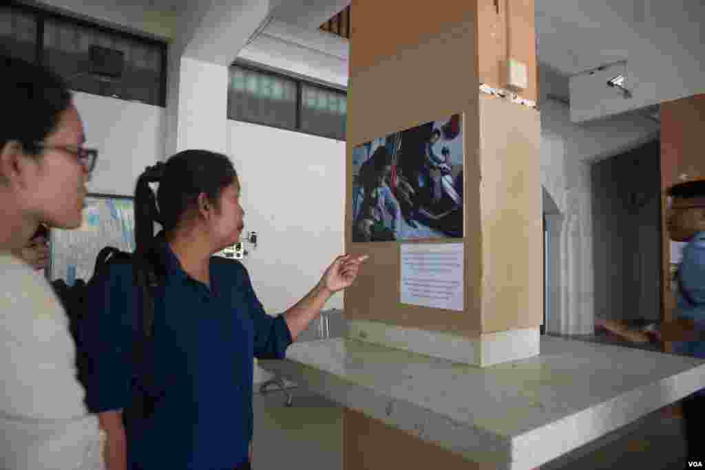 ស្រ្តី​ម្នាក់​ចង្អុល​​អ្នកស្រី​រូប​ថត​ ប៊ុនថា ​អាយុ​២៤​ឆ្នាំ ​​ដែល​រៀបការ​ជាមួយ​បុរស​ជនជាតិ​ចិន​​ រស់​នៅ​តំបន់​ដាច់​ស្រយាល​មួយ​នៃ​ខេត្ត​ជាងស្ស៊ី​ នៃ​ប្រទេស​ចិន។ ​​ពិពណ៌រូបភាព​ដែល​មាន​​​រូបថត​ចំនួន​១៩​សន្លឹក និង​រៀបរាប់​អំពី​ស្ថានភាព​ជិវិត​ស្រ្តីខ្មែរដែល​រៀប​ការ​ជាមួយ​បុរស​ចិន ត្រូវ​ដាក់​បង្ហាញនៅ​សកលវិទ្យាល័យ​ភូមិន្ទនិតិសាស្រ្ត​និង​វិទ្យាសាស្រ្ត​សេដ្ឋកិច្ច ​ចាប់​ពីថ្ងៃ​ទី៣​​ដល់​ថ្ងៃទី​៨​ ខែឧសភានេះ។​ (ឡេង ឡែន/VOA)