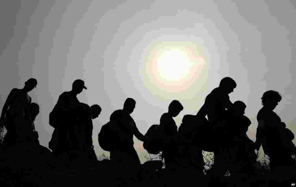 ប្រជាជន​វ៉េណេស៊ុយ​អេឡា​ឆ្លង​ព្រំដែនដោយ​ខុស​ច្បាប់​នៅ​កាន់​ប្រទេស​កូឡុំប៊ី​នៅ​ក្បែរ​ស្ពាន​អន្តរជាតិ Simon Bolivar ដែល​អាជ្ញាធរ​វ៉េណេស៊ុយអេឡា​បន្ត​បិទ​ច្រក​នៅ​ក្នុង​ទីក្រុង​ La Parada ក្បែរ​ទីក្រុង​ Cucuta។