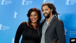 L’actrice Véro Tshanda Beya, à gauche, et le directeur Alain Gomis, à droite, posent pour des photographes pour le film 'Félicité' au Festival Berlin 2017 à Berlin, Allemagne, 11 février 2017.