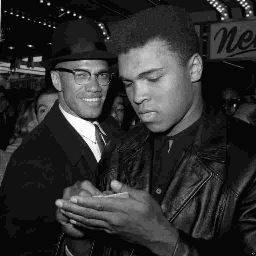 Muhammad Ali bersama pemimpin kulit hitam Muslim Malcolm X di New York City, 1 Maret 1964.&nbsp;