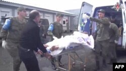 Ruske snage evakuišu povrijeđene u eksploziji (Foto: Handout / Russian Defence Ministry / AFP)