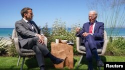 조 바이든(오른쪽) 미국 대통령과 에마뉘엘 마크롱 프랑스 대통령이 지난 6월 영국 콘월에서 진행된 주요7개국(G20) 정상회의에서 환담하고 있다. 