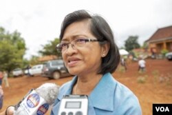 អ្នកស្រី​ ចាន់​ ខាំឃឿ​ ប្រធាន​មន្ទីរ​អប់រំ​ យុវជន​ និង​កីឡា​ខេត្ត​រតនគិរី ​ផ្តល់​បទសម្ភាសន៍​ដល់​អ្នក​សារព័ត៌មាន​ នៅ​ខេត្ត​រតនគិរី​ កាល​ពី​ថ្ងៃច័ន្ទ ទី​១២ ខែ​ធ្នូ​ ឆ្នាំ​២០១៦។ (ហ៊ាន សុជាតា​/VOA)