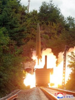 Sebuah rudal terlihat diluncurkan saat latihan Resimen Rudal Kereta Api di Korea Utara pada 16 September 2021. (Foto: KCNA via REUTERS)