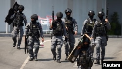 Pasukan keamanan Thailand meninggalkan mal 'Terminal 21' setelah menewaskan seorang tentara pelaku penembakan di Nakhon Ratchasima, Thailand Minggu (9/2). 