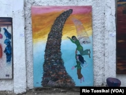 Lukisan "Apartemen Kita" mengkritik kesenjangan sosial di masyarakat Indonesia. Isu sosial kerap jadi tema lukisan Jitno Slamet, Bandung, Kamis, 23 Agustus 2018. (Foto: Rio Tuasikal/VOA)