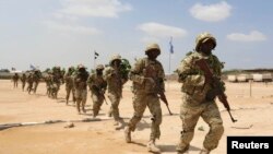 រូបភាព​ឯកសារ៖ យោធា​សូម៉ាលី​បង្ហាញ​ជំនាញ​ការពារ​ខ្លួន បន្ទាប់​ពី​បាន​ចូលរួម​ក្នុង​វគ្គ​ហ្វឹកហាត់​យោធា​ នៅ​ក្នុង​ក្រុង Mogadishu ប្រទេស​សូម៉ាលី កាលពី​ថ្ងៃទី២០ ខែមករា ឆ្នាំ២០១៦។