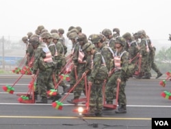 清扫麻道高速公路等待战机训练起降(美国之音申华拍摄)