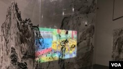 전시회에 설치된 대형 스크린에 임재환 씨의 작품이 영상으로 재생되고 있다. 