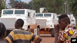Des Casques bleus patrouillent à Bangui, le 30 septembre 2015. (AP Photo)