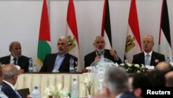 Pemimpin Hamas Ismail Haniyeh (dua dari kanan) memberikan keteranagn kepada para hadirin didampingi Perdana Menteri Palestina Rami Hamdallah dalam pertemuan di Kota Gaza, 3 Oktober 2017.