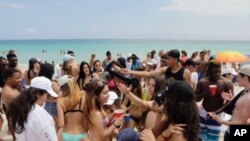 Spring breakers gather in South Beach, Monday, March 14, 2016, at Miami Beach, Fla. College students relax and have fun during their Spring Break. (AP Photo/Alan Diaz)